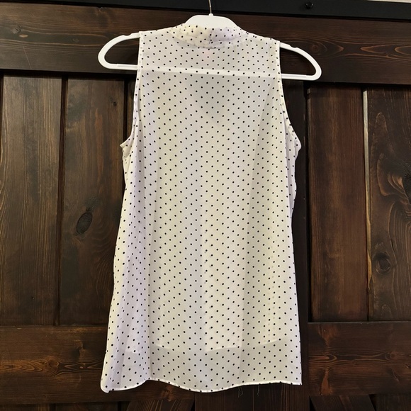 ❗️FINAL❗️Vince Camuto White and Black Polka Dot Blouse Sleeveless Small - Picture 2 of 6